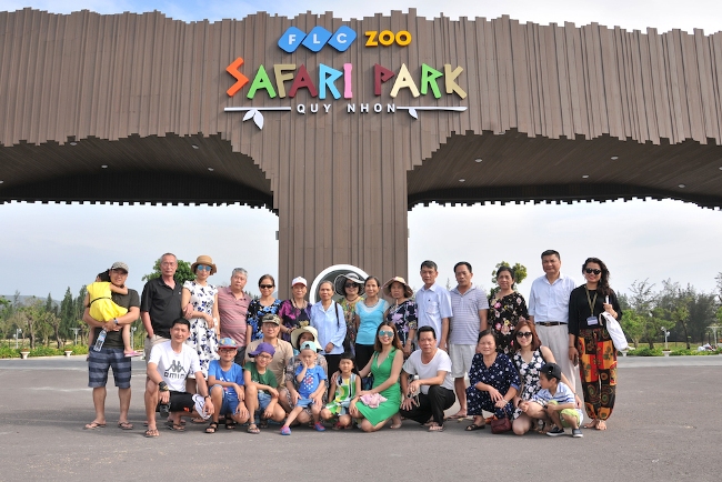 Khách du lịch chen nhau mua vé vào FLC Zoo Safari dịp 30/4 ảnh 9